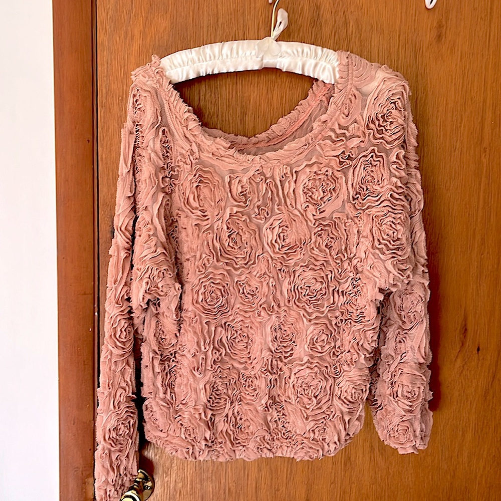 SUPER COOL! Rose design, scoop neck top!
